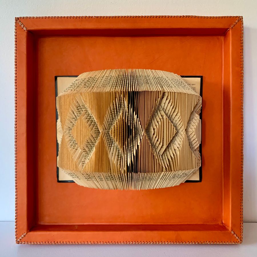 Escultura Arte Libro cuero naranja