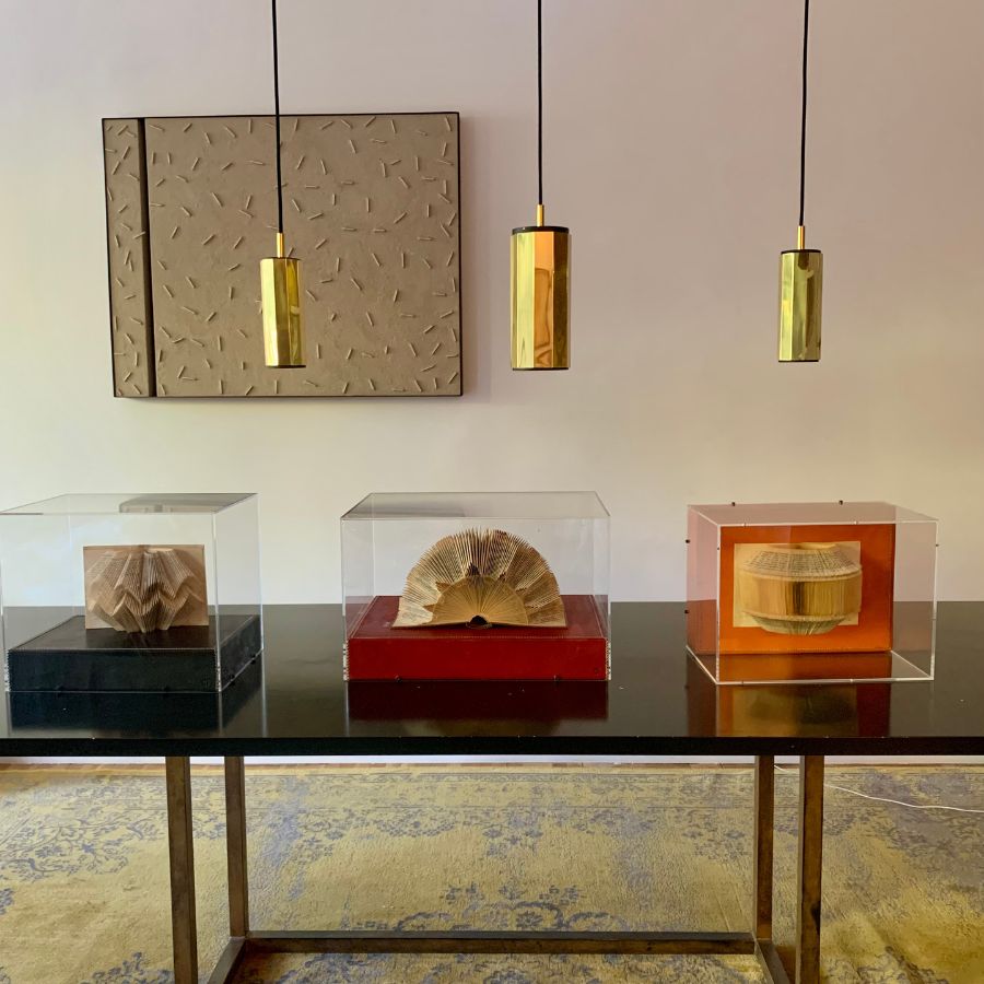 Esculturas de Arte Libro negro naranja y rojo