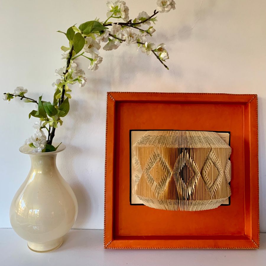 Escultura Arte Libro cuero naranja con florero